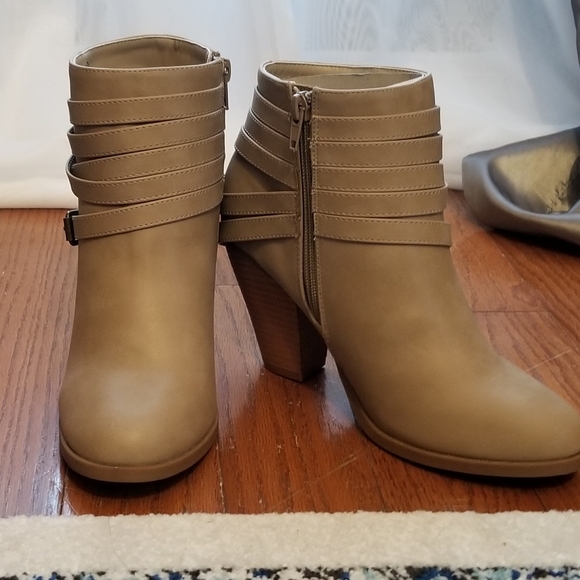 NIB Liliana Vegan Leather Booties SIZE 6 ONLY! - Picture 2 of 4